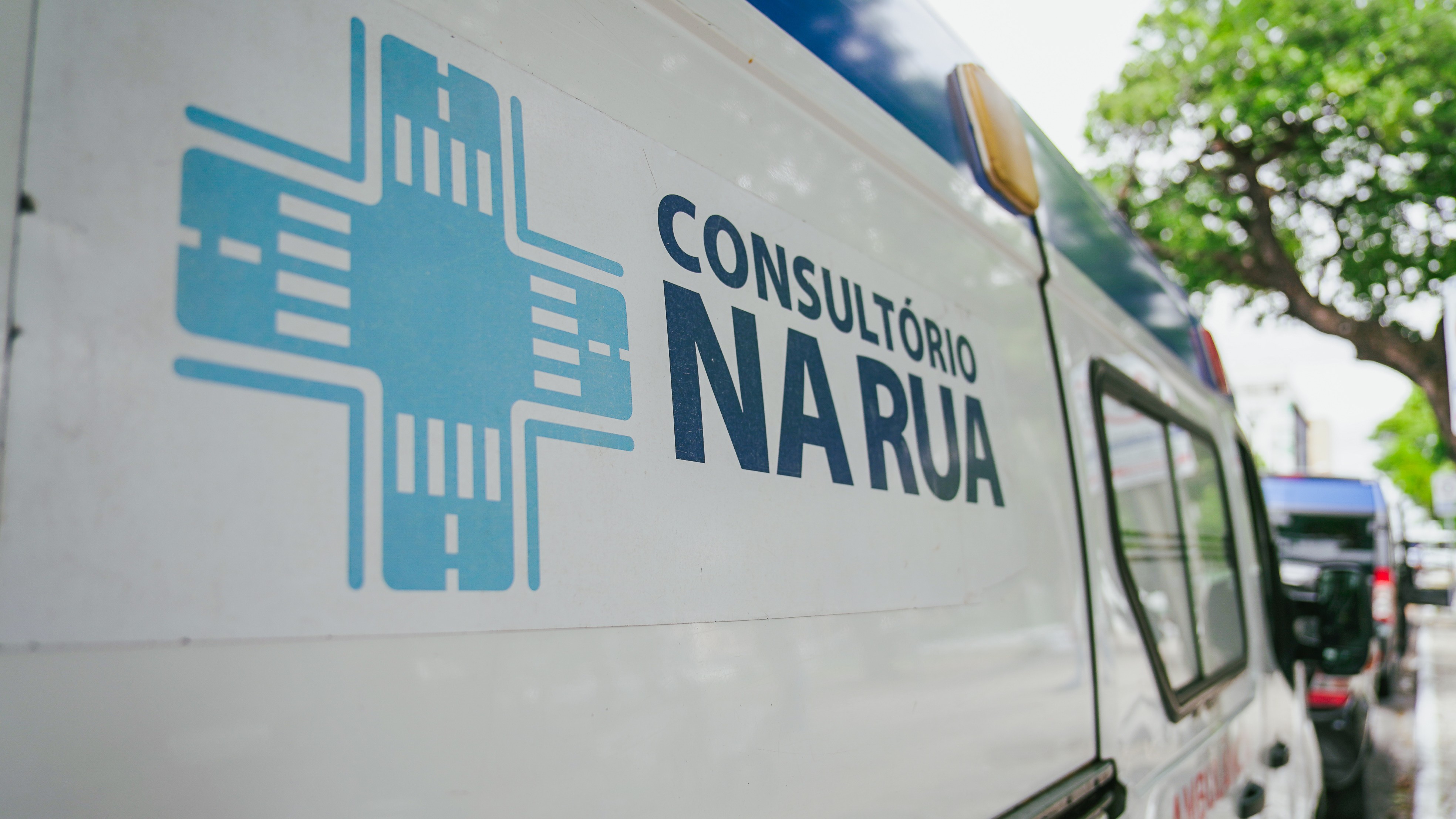 lateral da van do consultório da rua